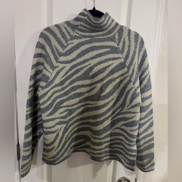 Ann Taylor Gray and Cream Knit Top - Picture 7 of 7